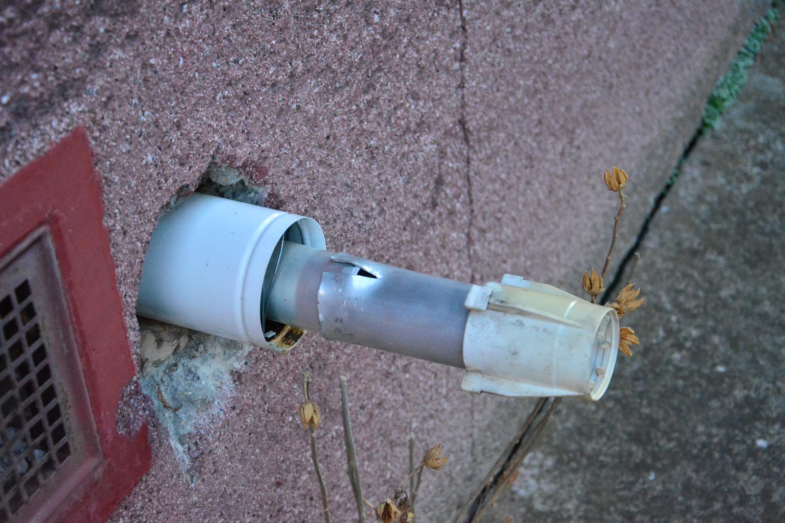 Komín od plynového kotle.